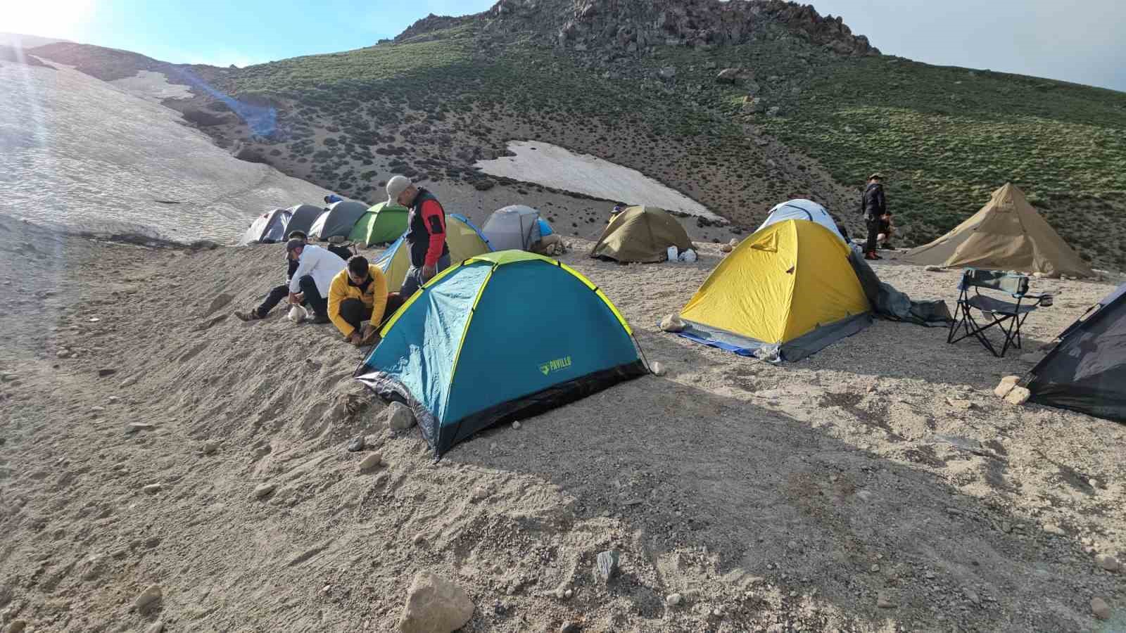vangolu aktivistlerinden suphan dagi zirvesinde van golu mesaji 1 zwUTBRds