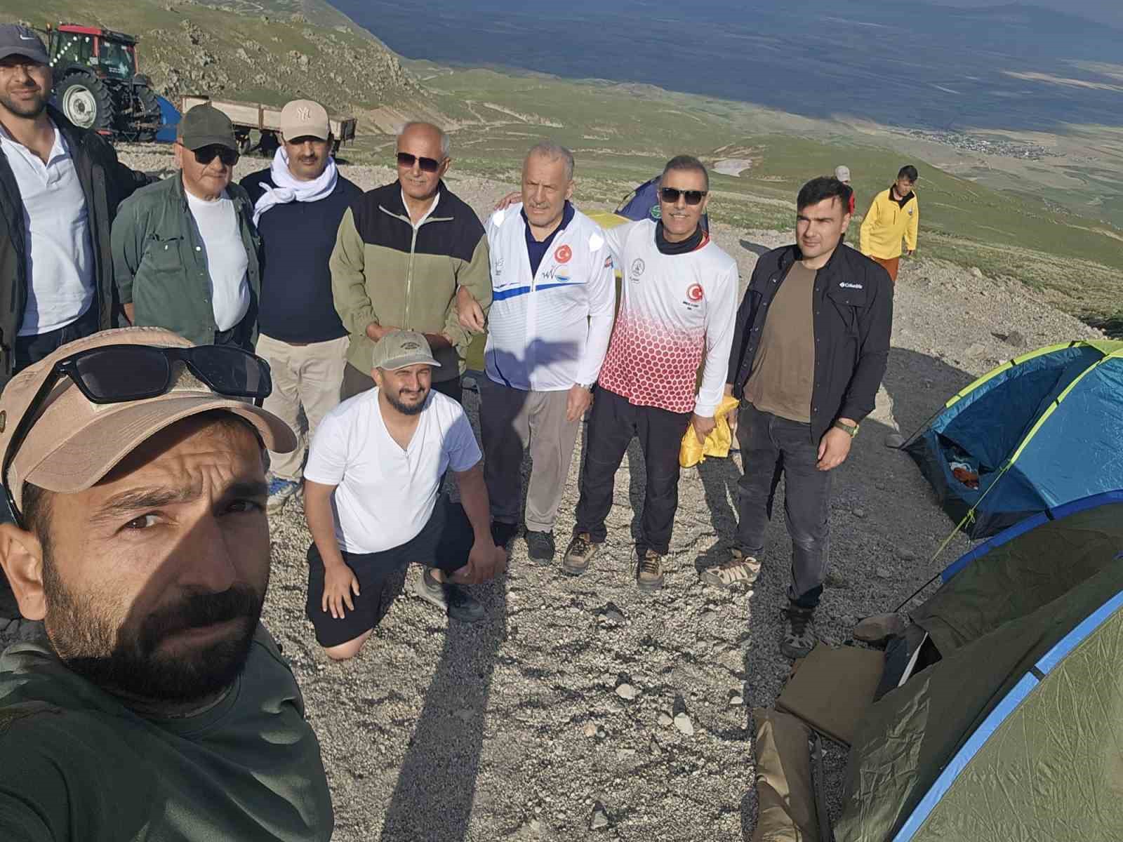 vangolu aktivistlerinden suphan dagi zirvesinde van golu mesaji 2 MXah5AR6