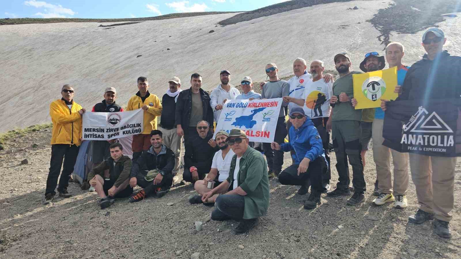 vangolu aktivistlerinden suphan dagi zirvesinde van golu mesaji 3 JGG4ZFFA