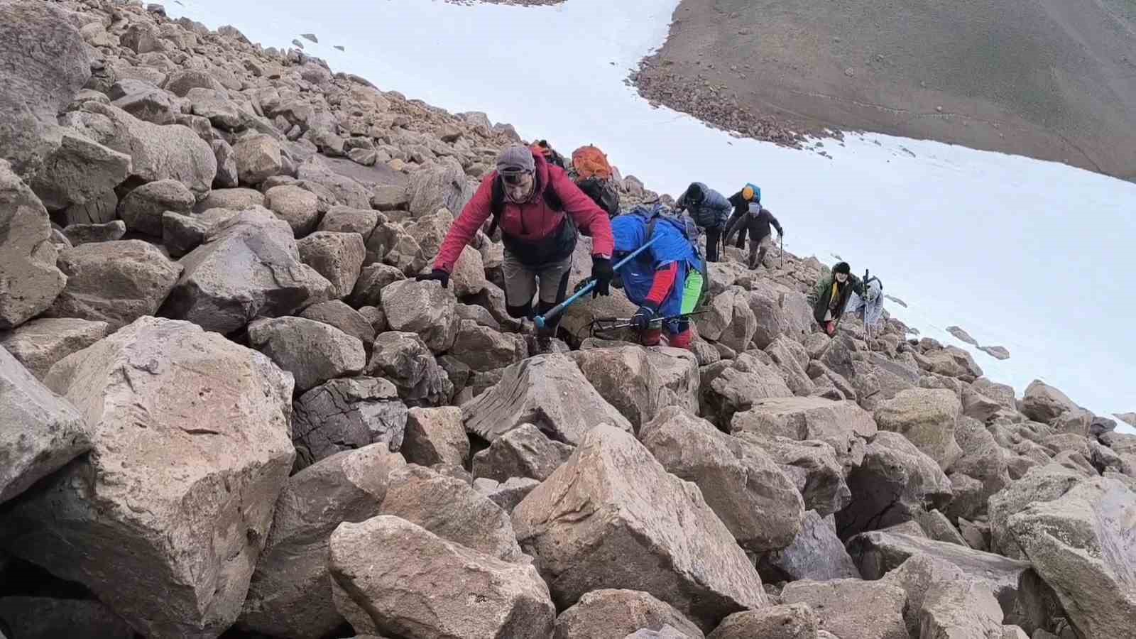vangolu aktivistlerinden suphan dagi zirvesinde van golu mesaji 4 Cq6KYzzt