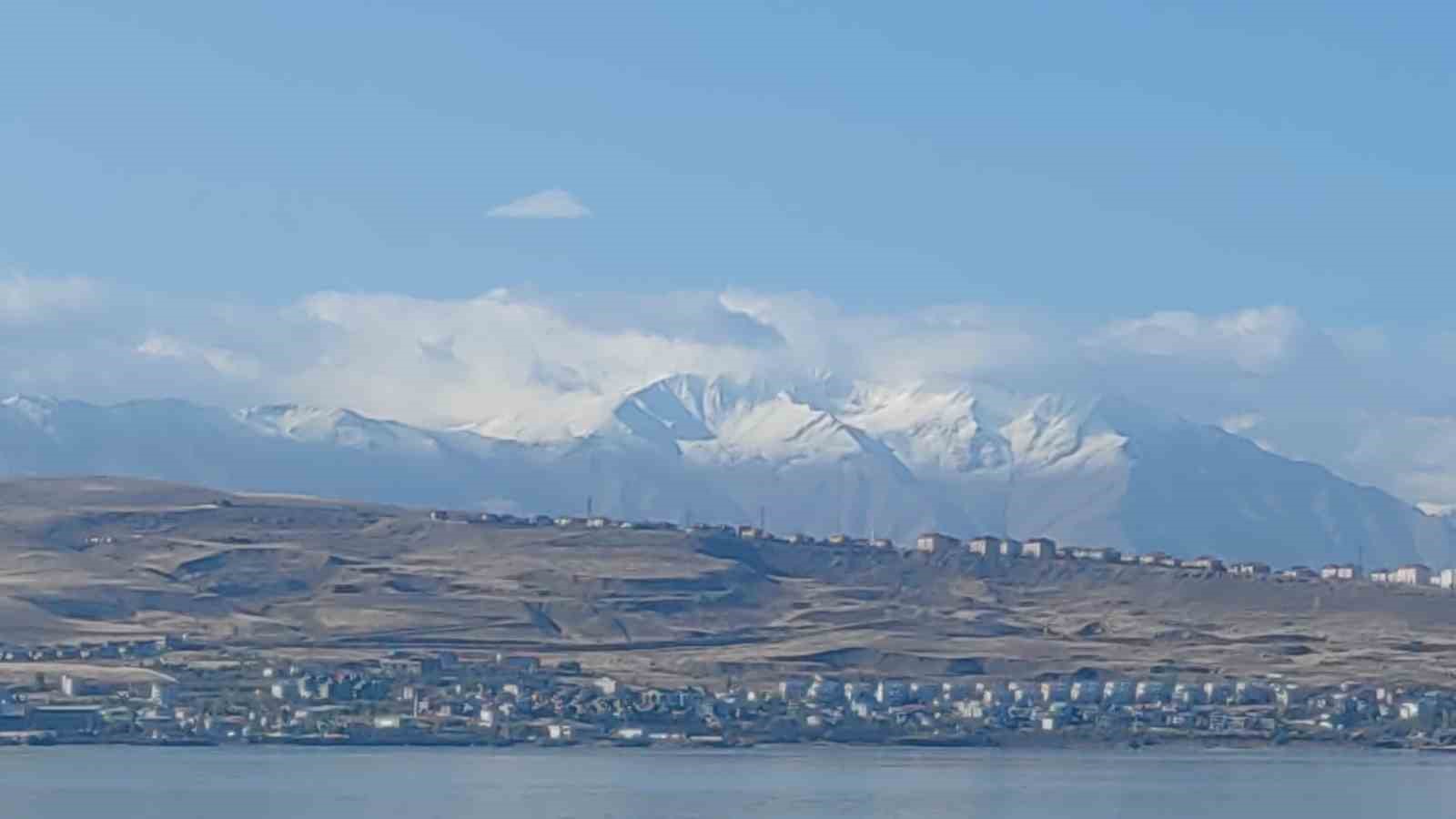 vani cevreleyen daglarin zirvesi beyaza burundu 0