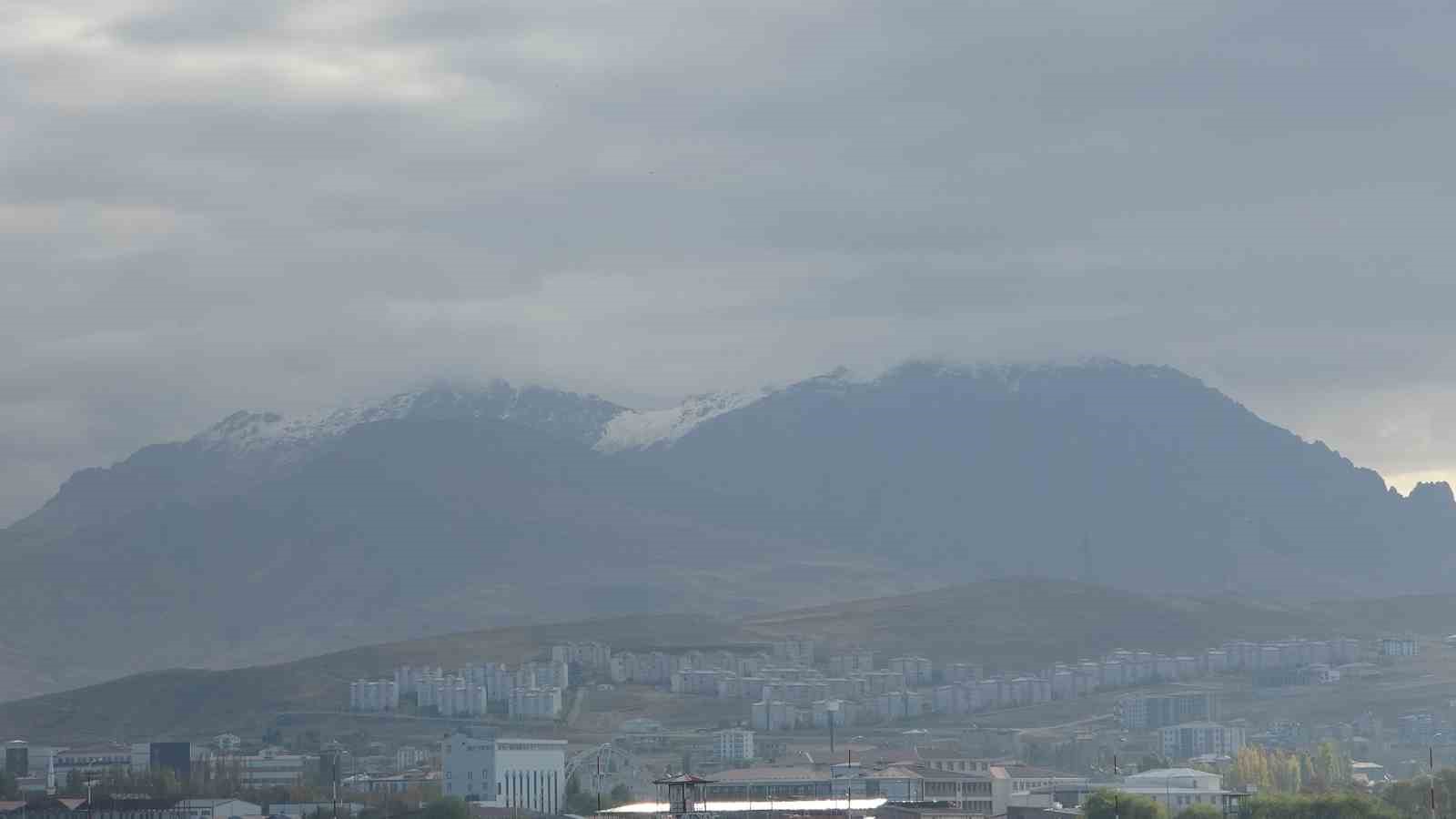 vani cevreleyen daglarin zirvesi beyaza burundu 2 bS9QSyD7
