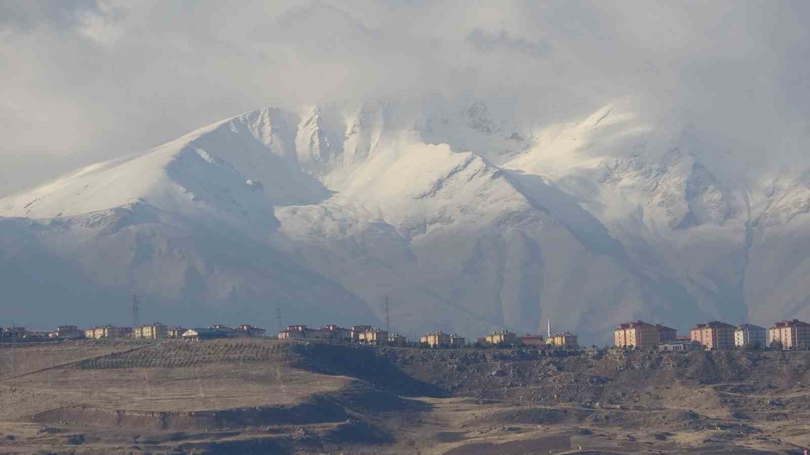 vani cevreleyen daglarin zirvesi beyaza burundu 5 SjsA2jbF