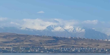 vani-cevreleyen-daglarin-zirvesi-beyaza-burundu-pFOLqgY4.jpg