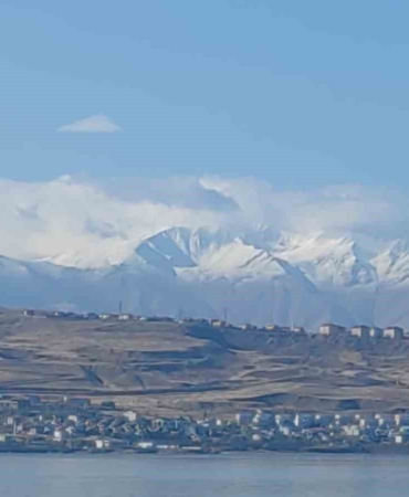 vani-cevreleyen-daglarin-zirvesi-beyaza-burundu-pFOLqgY4.jpg