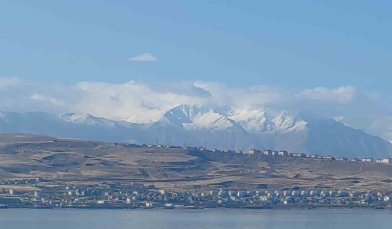 vani-cevreleyen-daglarin-zirvesi-beyaza-burundu-pFOLqgY4.jpg