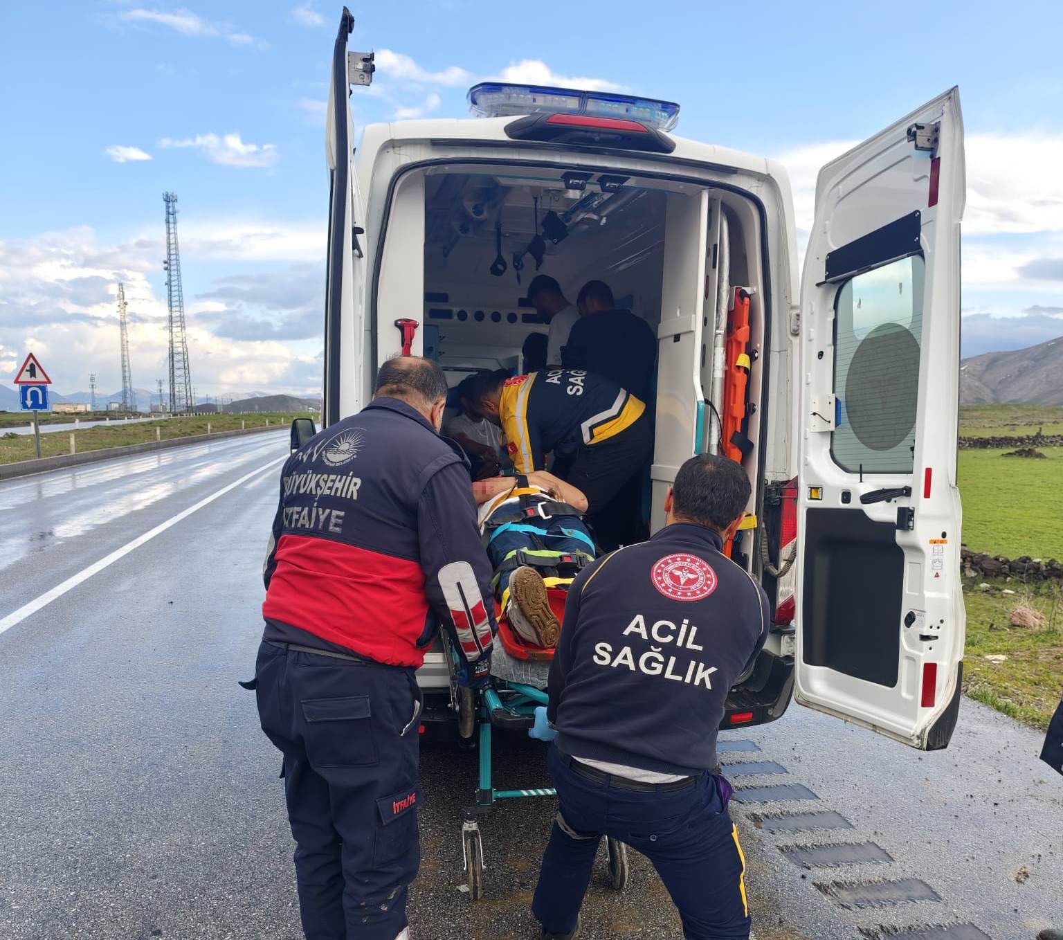 vanin caldiran ilcesinde trafik kazasi 5 yarali 0 gqG3chBE