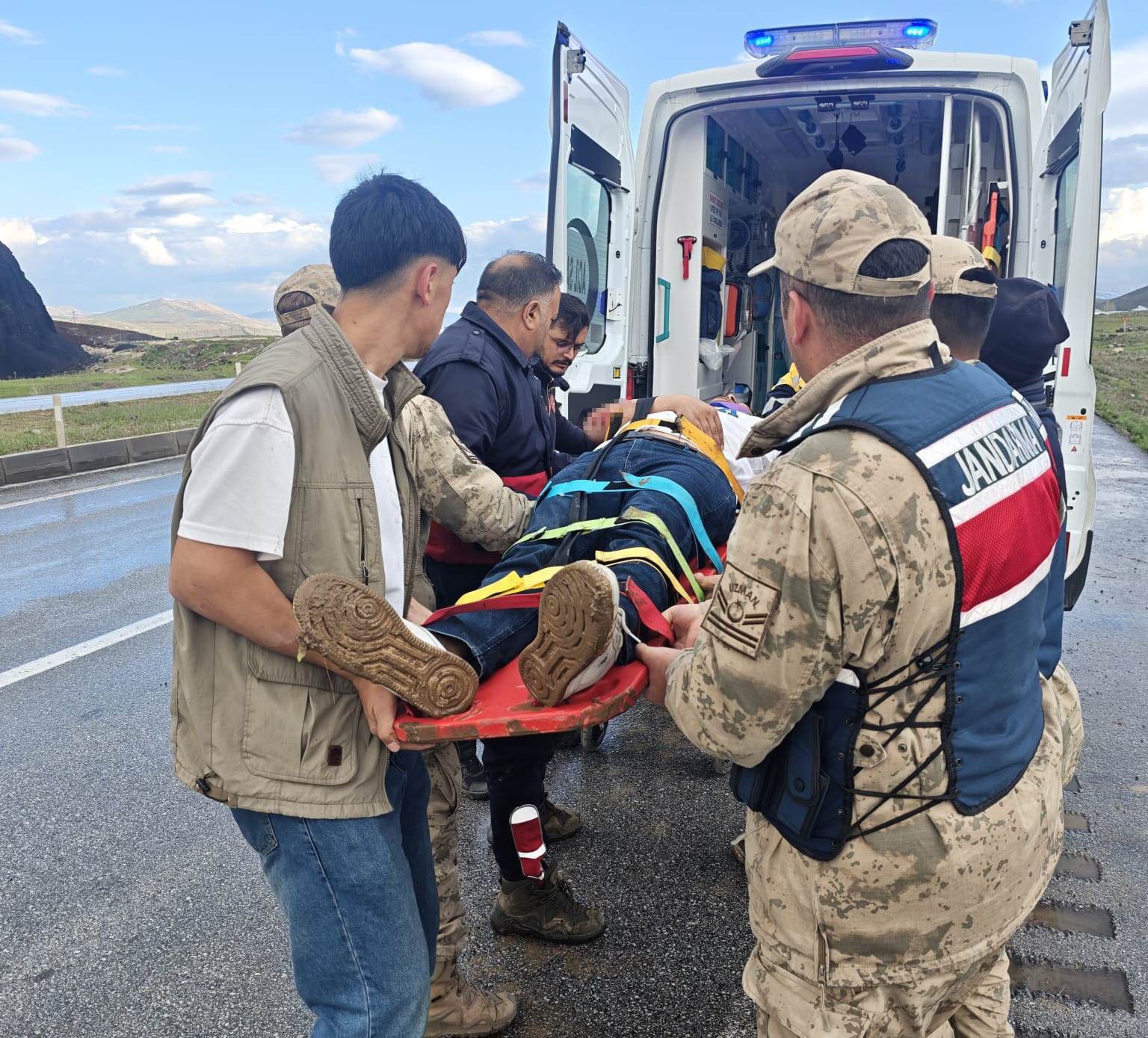 vanin caldiran ilcesinde trafik kazasi 5 yarali 1 ryuFCchT