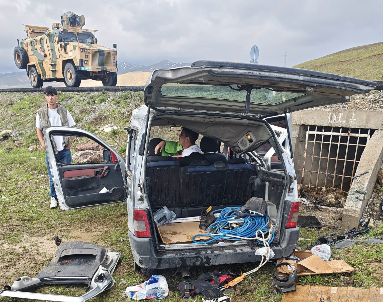 vanin caldiran ilcesinde trafik kazasi 5 yarali 2 ZuUprGDy