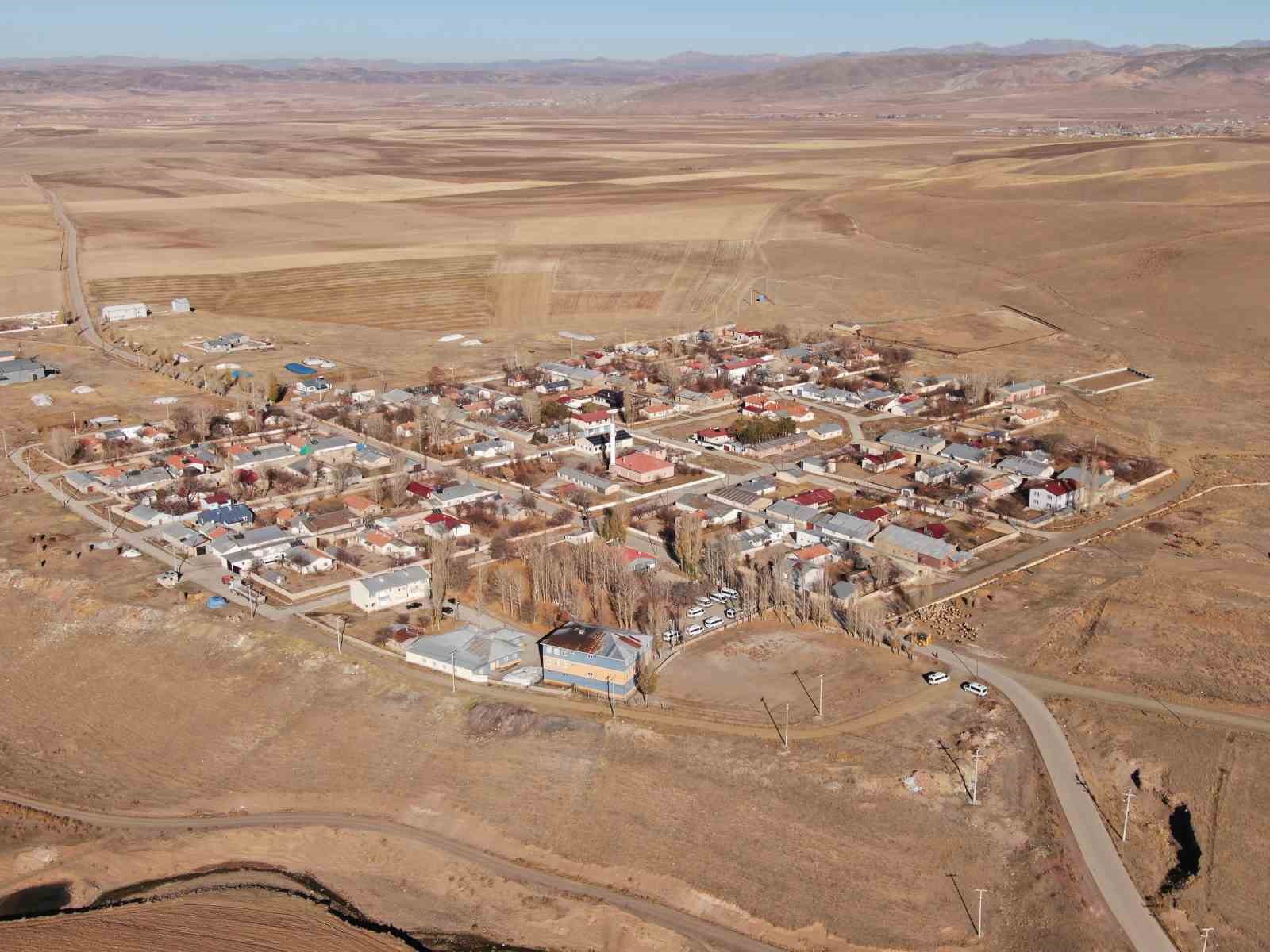Van’ın Özalp ilçesinde simetrik yapılar sonbahar güzelliğiyle büyülüyor 4 vanin ozalp ilcesinde simetrik yapilar sonbahar guzelligiyle buyuluyor 0 CK9sw4Jn