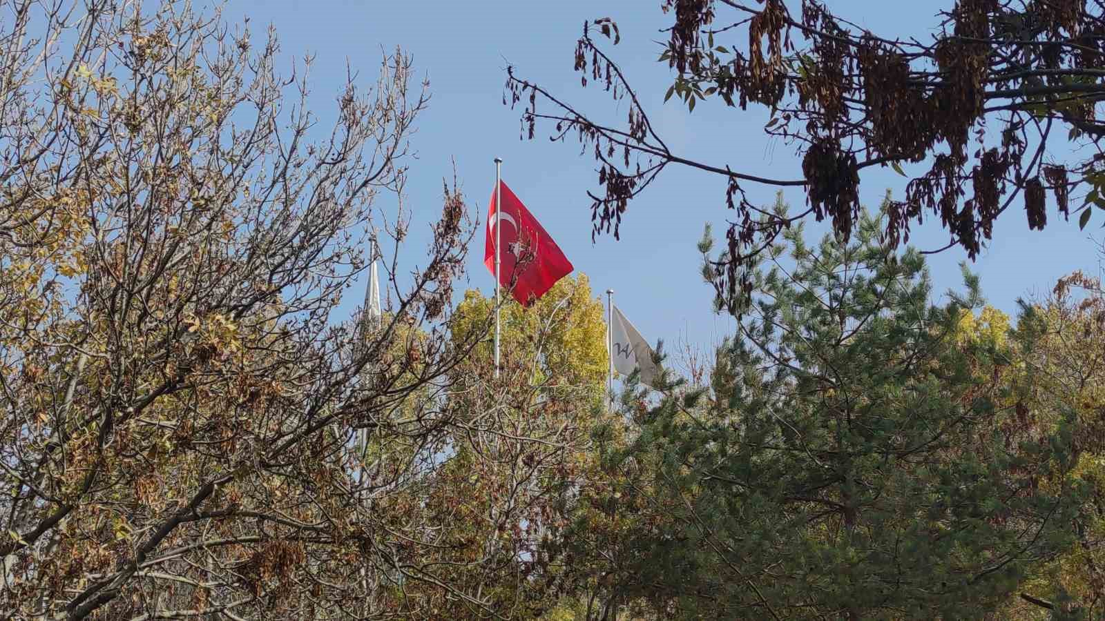 Van’ın sonbahar güzelliği: Van Kalesi ve Atatürk Kültür Parkı ziyaretçilerin gözdesi oldu 5 vanin sonbahar guzelligi van kalesi ve ataturk kultur parki ziyaretcilerin gozdesi oldu 1 gUqZtV6J