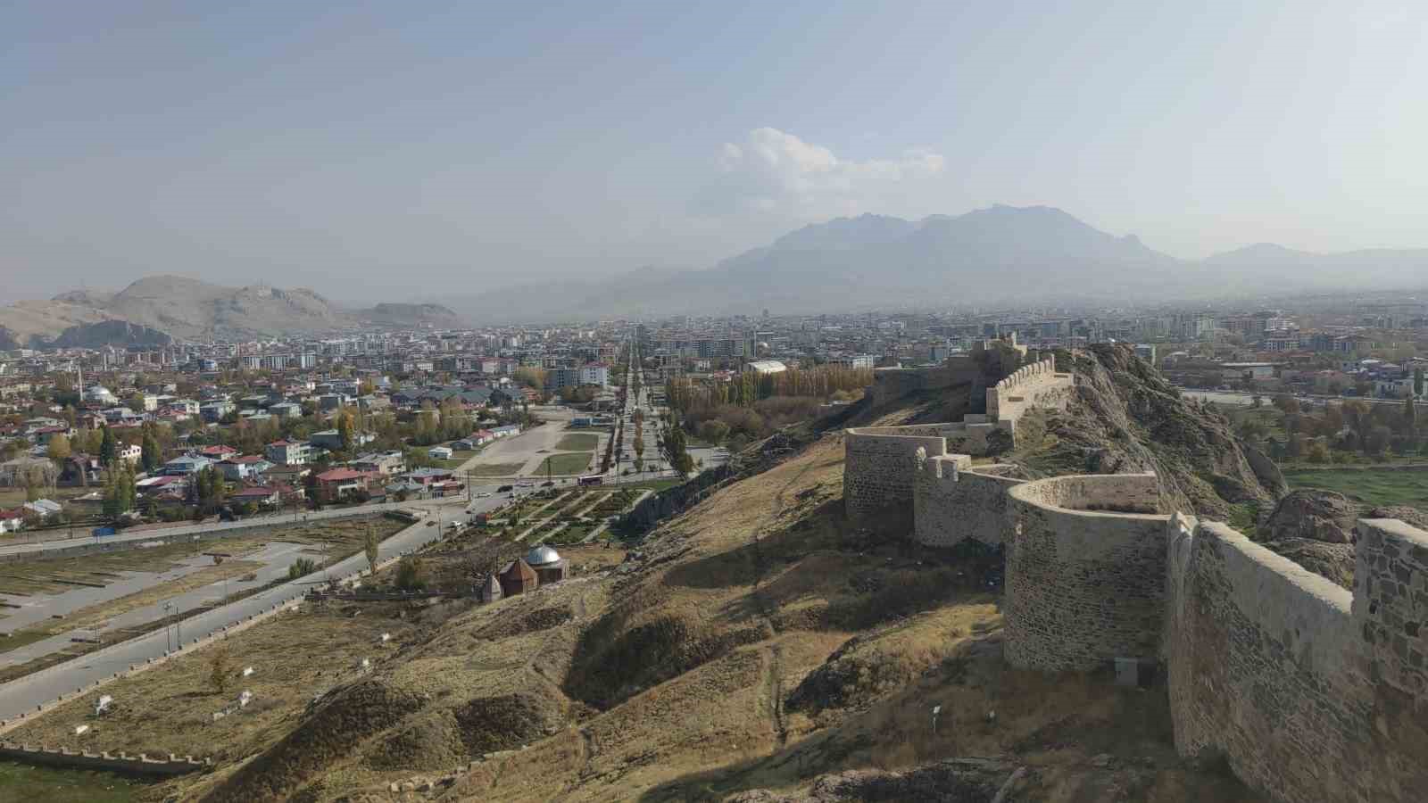 Van’ın sonbahar güzelliği: Van Kalesi ve Atatürk Kültür Parkı ziyaretçilerin gözdesi oldu 6 vanin sonbahar guzelligi van kalesi ve ataturk kultur parki ziyaretcilerin gozdesi oldu 2 WIIfePRe