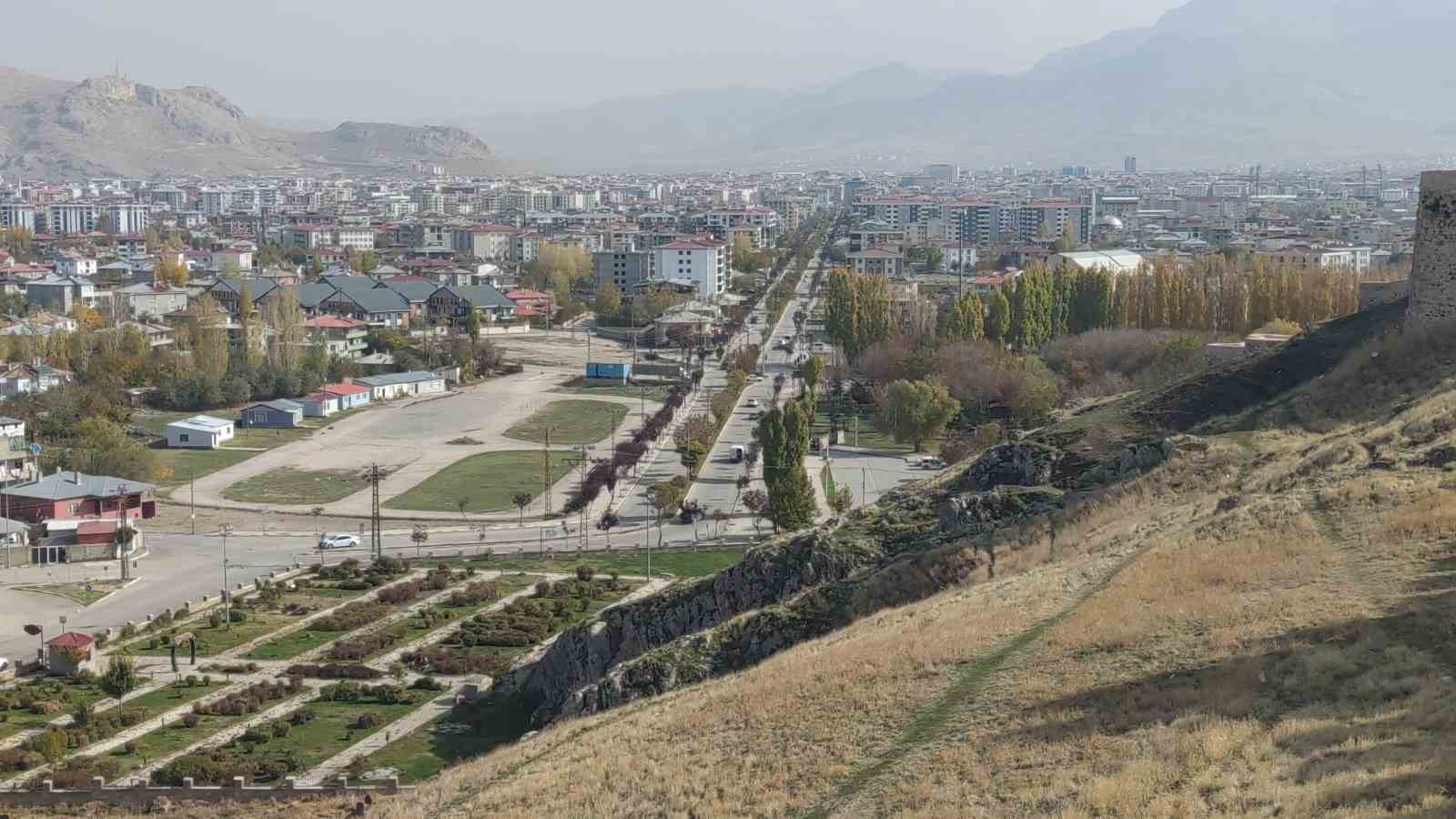 Van’ın sonbahar güzelliği: Van Kalesi ve Atatürk Kültür Parkı ziyaretçilerin gözdesi oldu 7 vanin sonbahar guzelligi van kalesi ve ataturk kultur parki ziyaretcilerin gozdesi oldu 3 ENPSlLRR