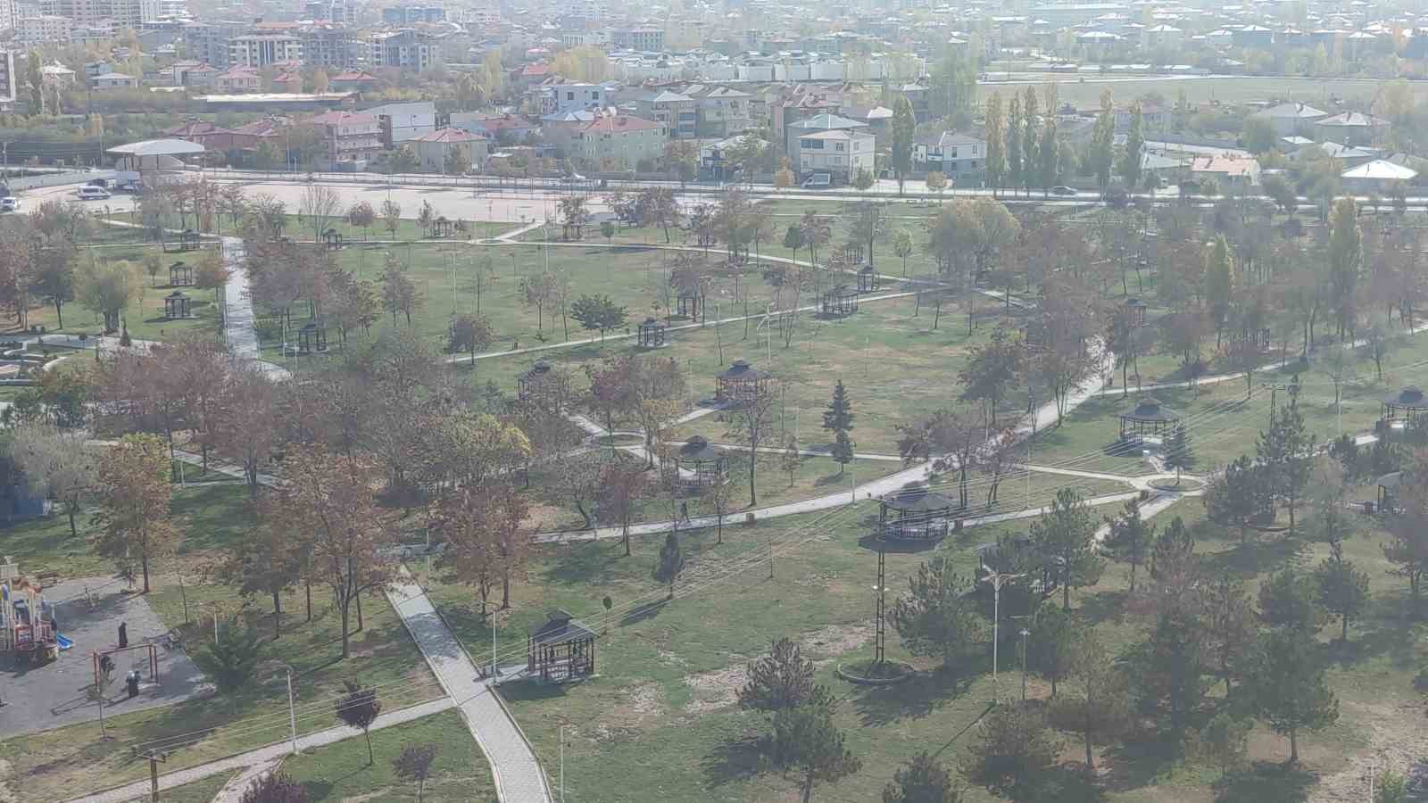 Van’ın sonbahar güzelliği: Van Kalesi ve Atatürk Kültür Parkı ziyaretçilerin gözdesi oldu 8 vanin sonbahar guzelligi van kalesi ve ataturk kultur parki ziyaretcilerin gozdesi oldu 4 iweQNrpb