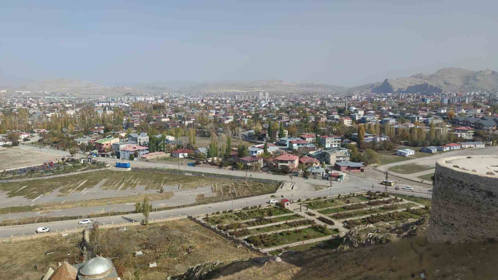 Van’ın sonbahar güzelliği: Van Kalesi ve Atatürk Kültür Parkı ziyaretçilerin gözdesi oldu 12 vanin sonbahar guzelligi van kalesi ve ataturk kultur parki ziyaretcilerin gozdesi oldu 8
