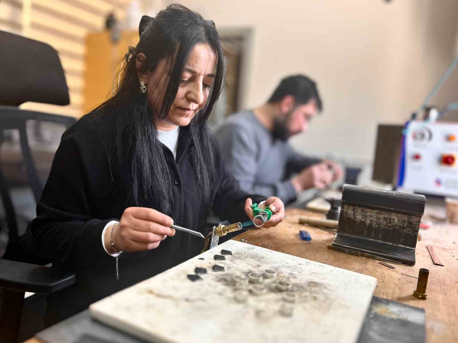 vanin tescilli savat sanati genc kusaklara aktariliyor 0 eV8UqJRW