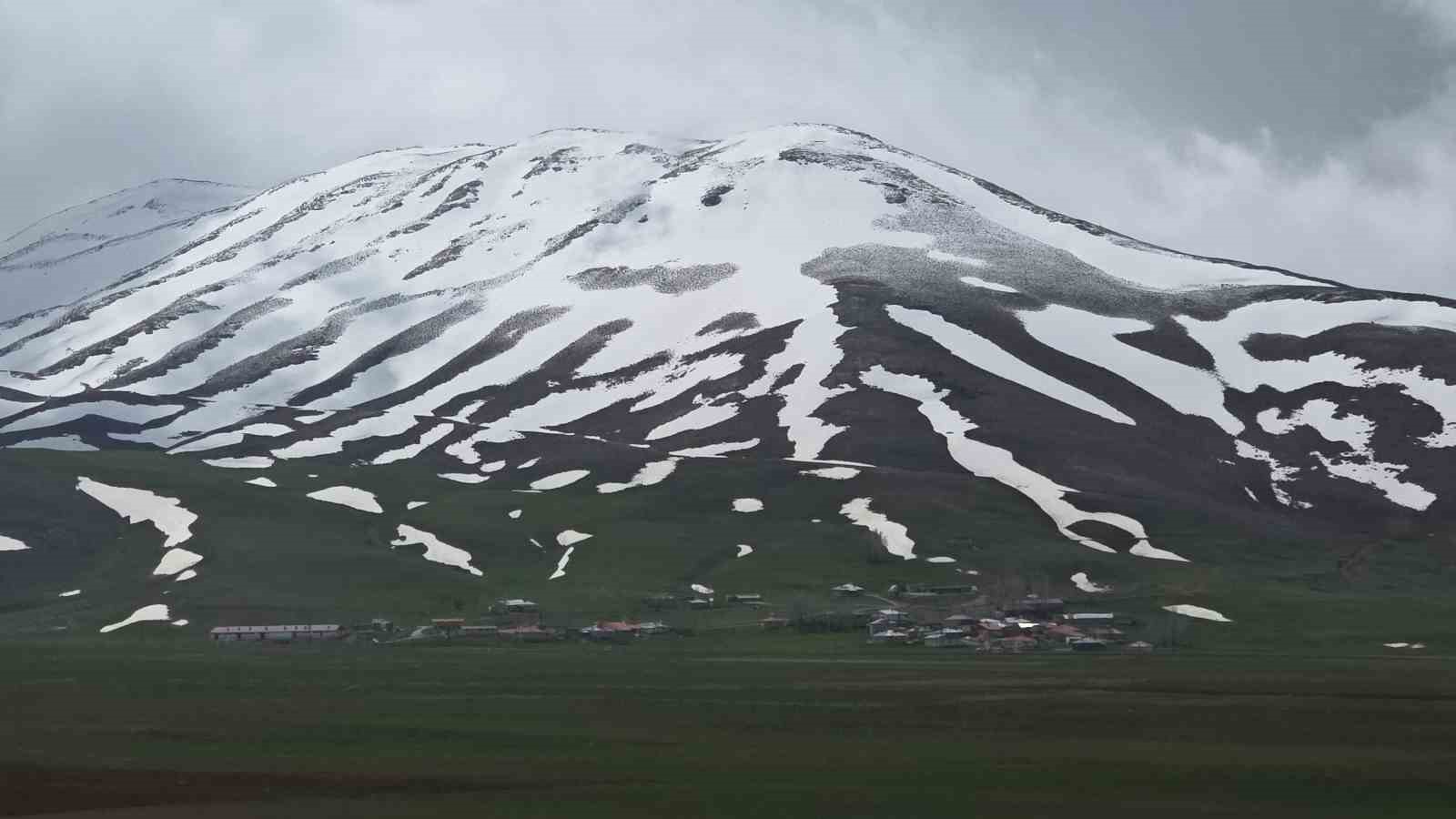 vanin yuksek kesimlerde kar yagisi etkili oldu 2