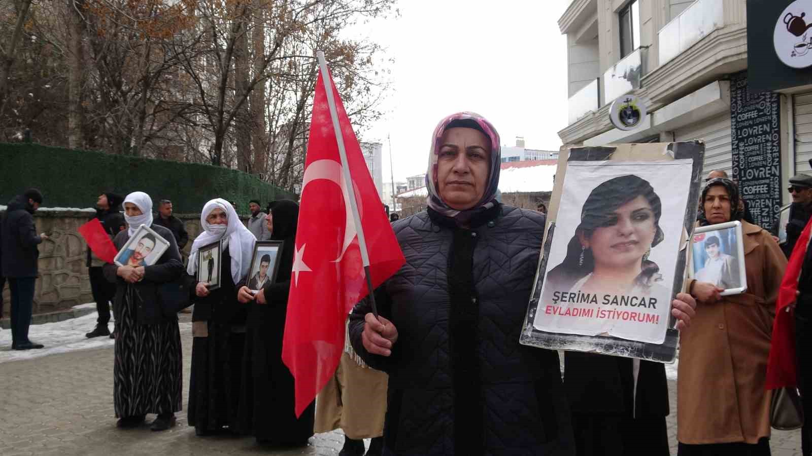 vanli anne artik cocuklarimizi gommeyelim silahlarimizi gomelim 1 Xnm8eydY