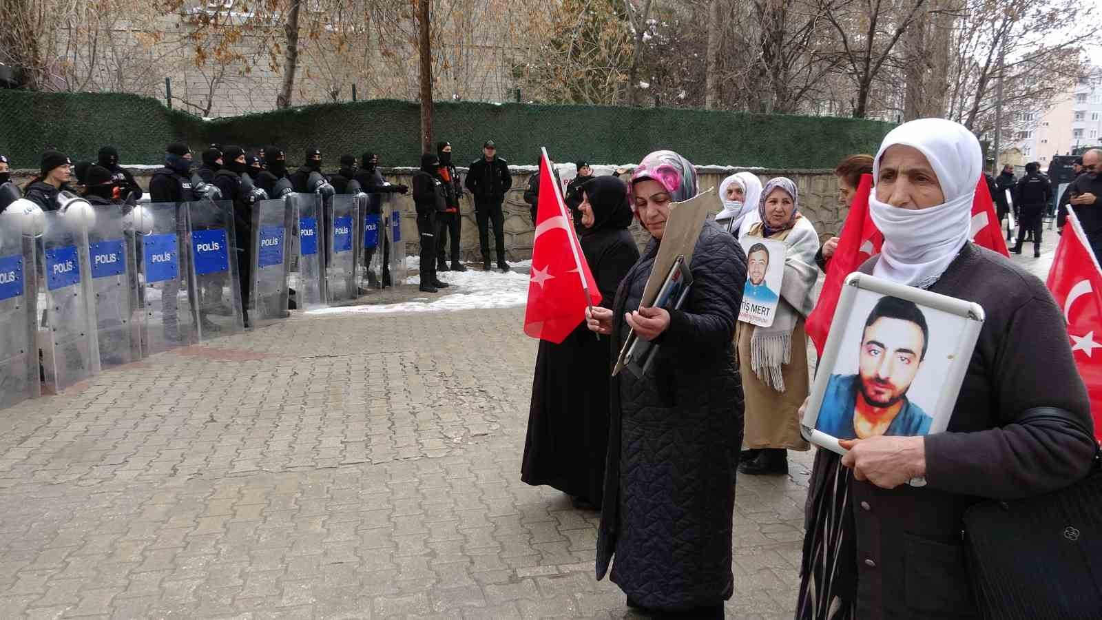 vanli anne artik cocuklarimizi gommeyelim silahlarimizi gomelim 2 AilViWZY