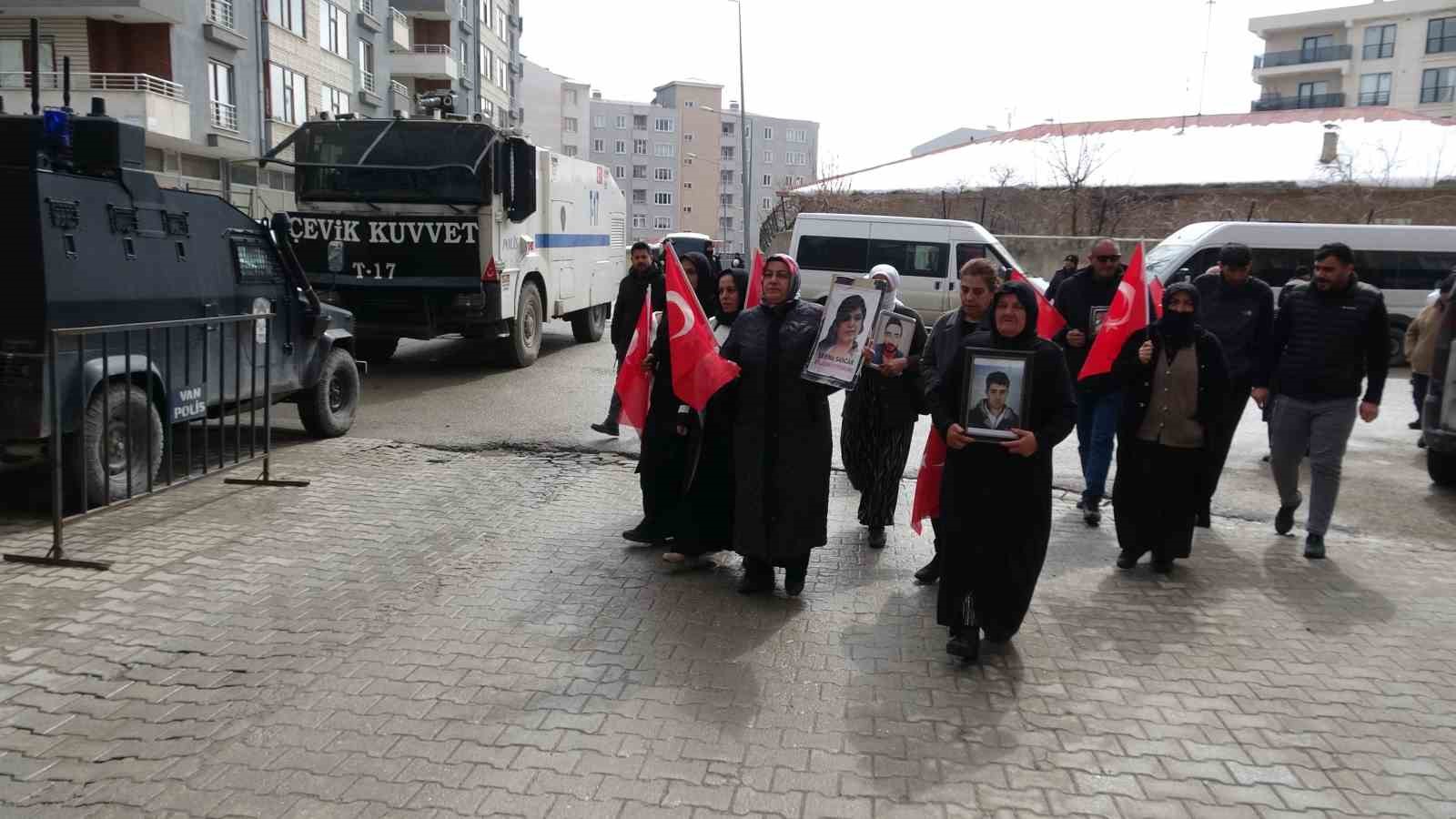 vanli anne artik cocuklarimizi gommeyelim silahlarimizi gomelim 3 7OfKuKh5