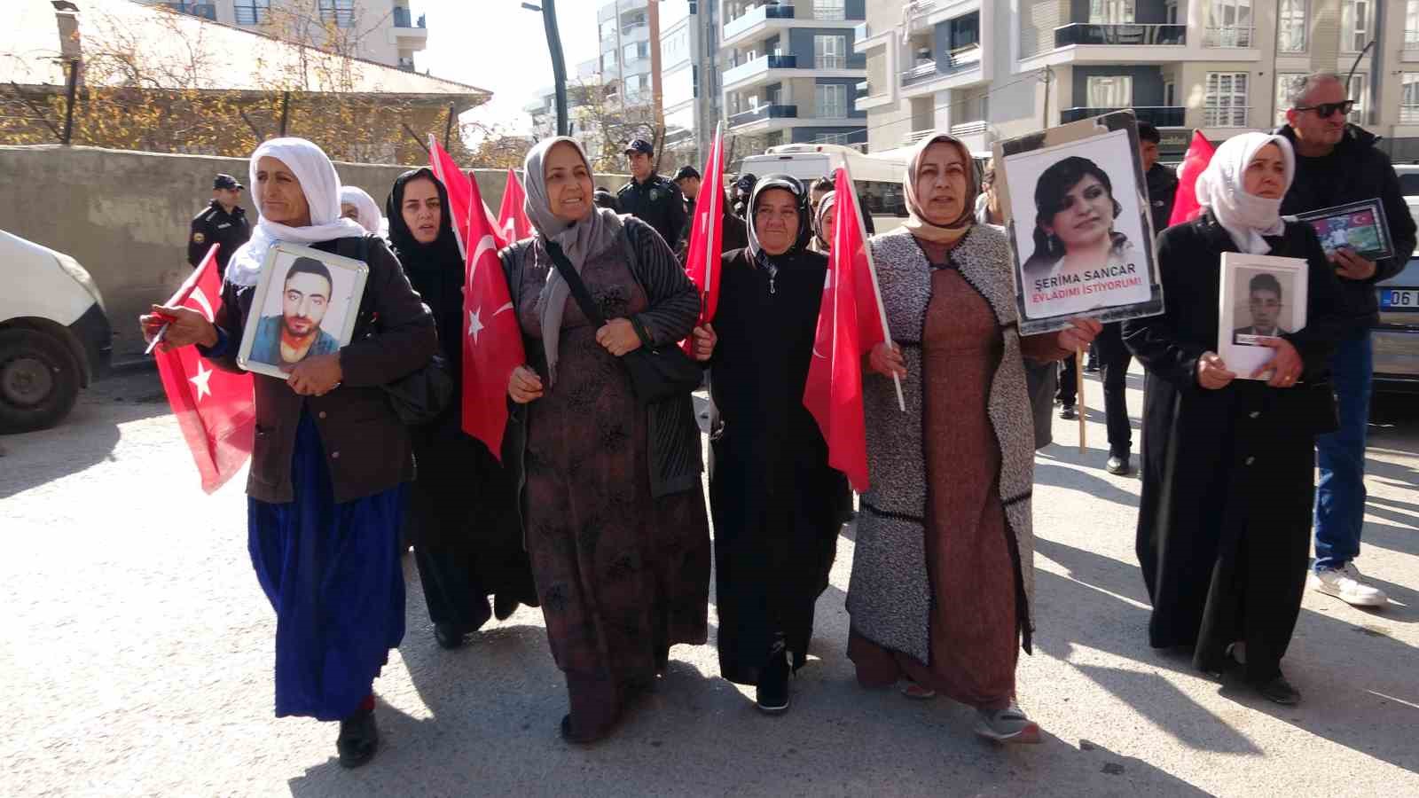 vanli anne artik evlatlarimizi degil silahlari gomsunler 2 TPBa8idX