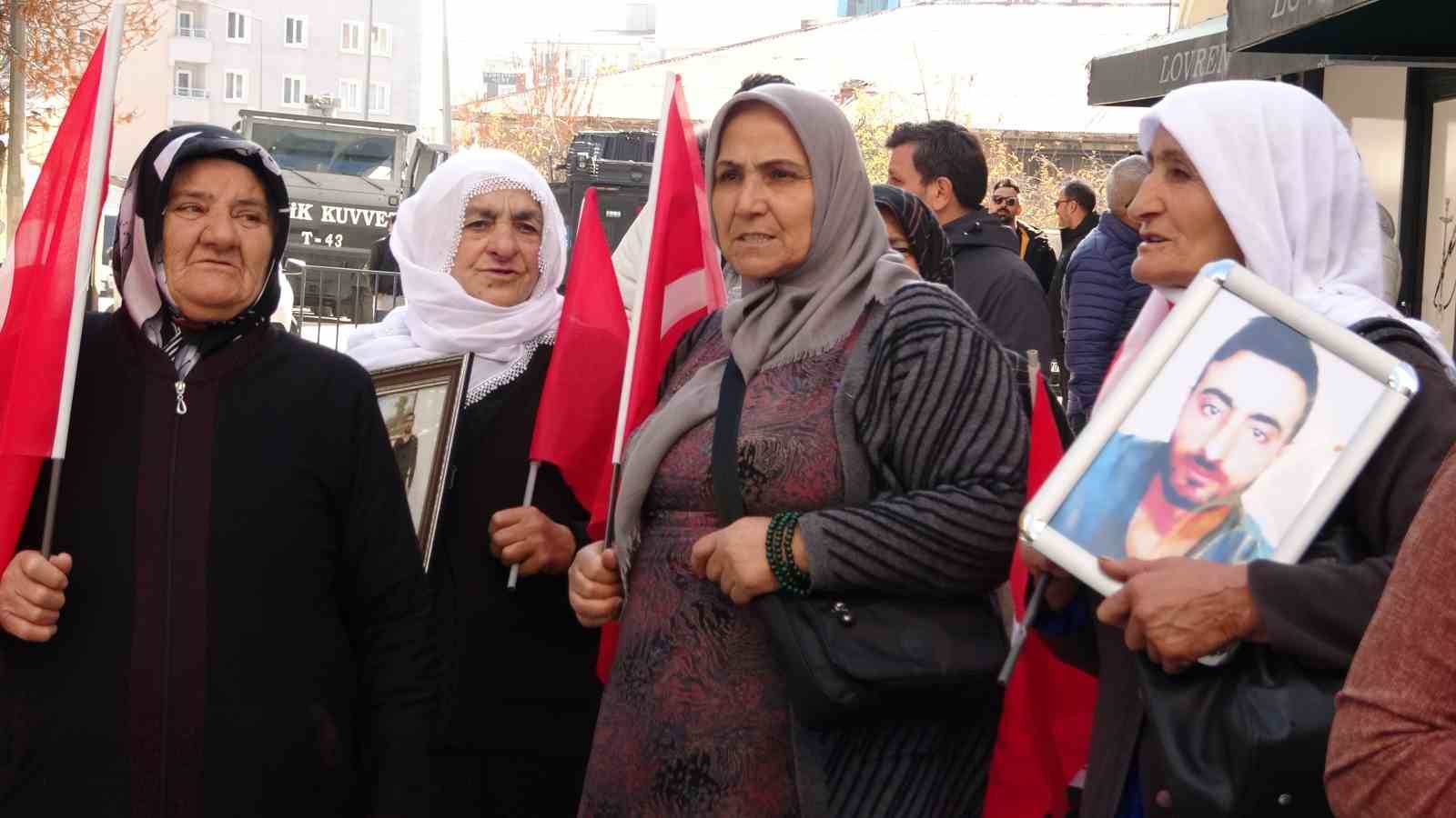 vanli anne artik evlatlarimizi degil silahlari gomsunler 4 3uuOhYEa