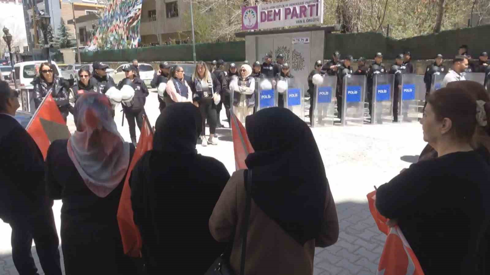 vanli annelerin evlat nobeti devam ediyor 2 3Ye1CUMz