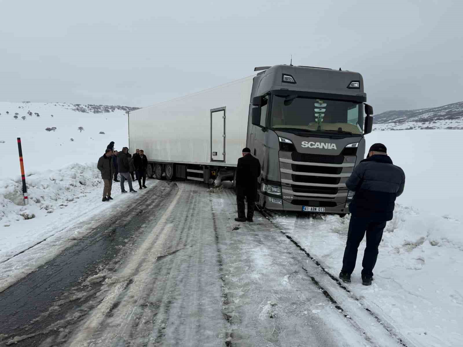 vartoda kar nedeniyle kayan tir ulasimi durdurdu 0 vGOXO218