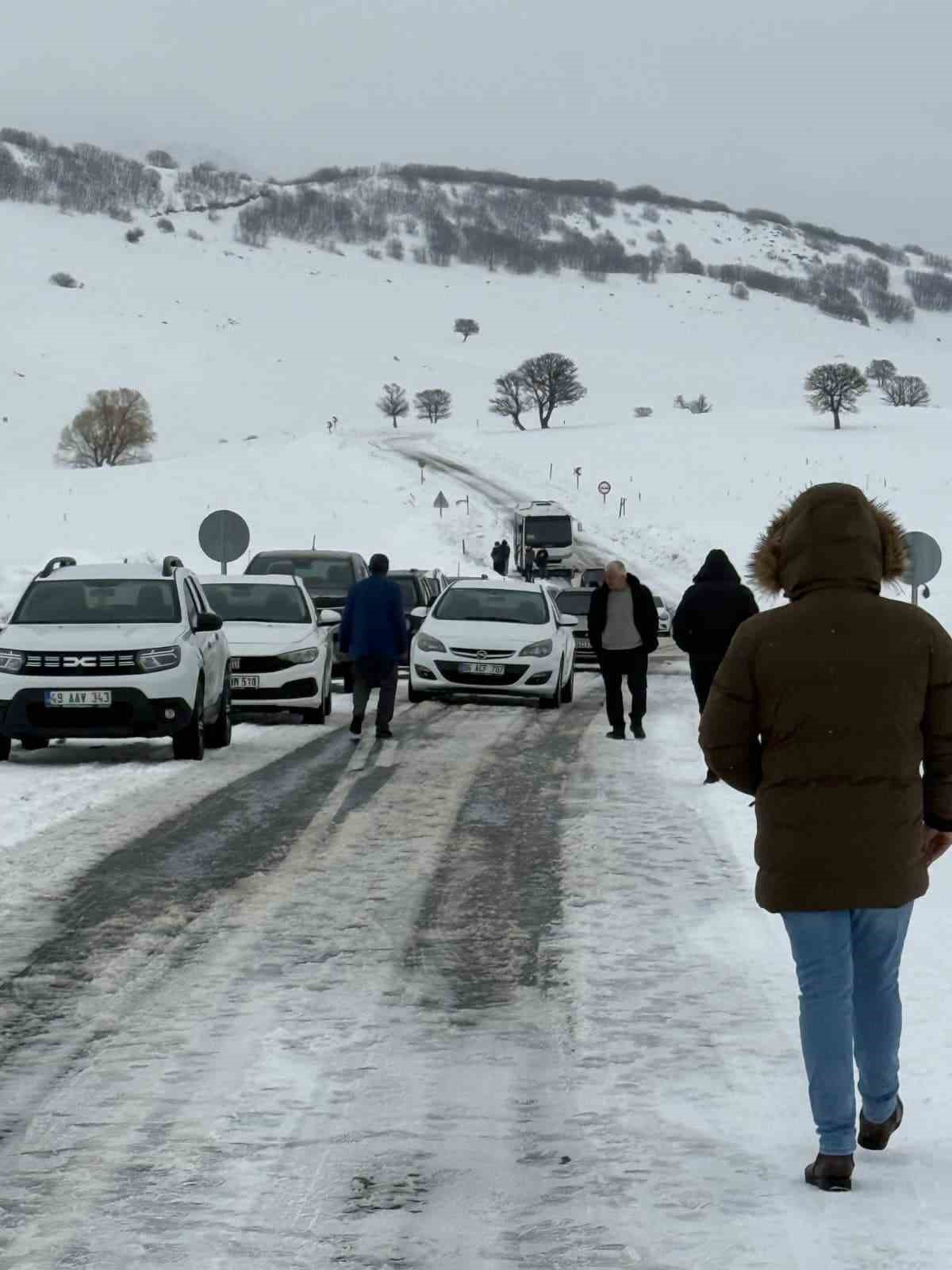 vartoda kar nedeniyle kayan tir ulasimi durdurdu 2 GaPpt2yP