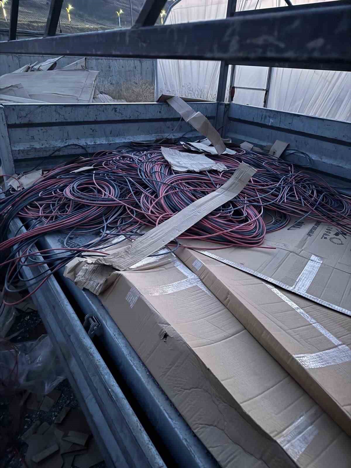 vaskinin gunes enerji panellerine ait kablolari calanlar yakalandi 1