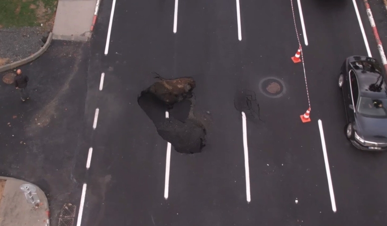 vatan-caddesinde-olusan-cukur-havadan-goruntulendi-Ava64nWz.jpg