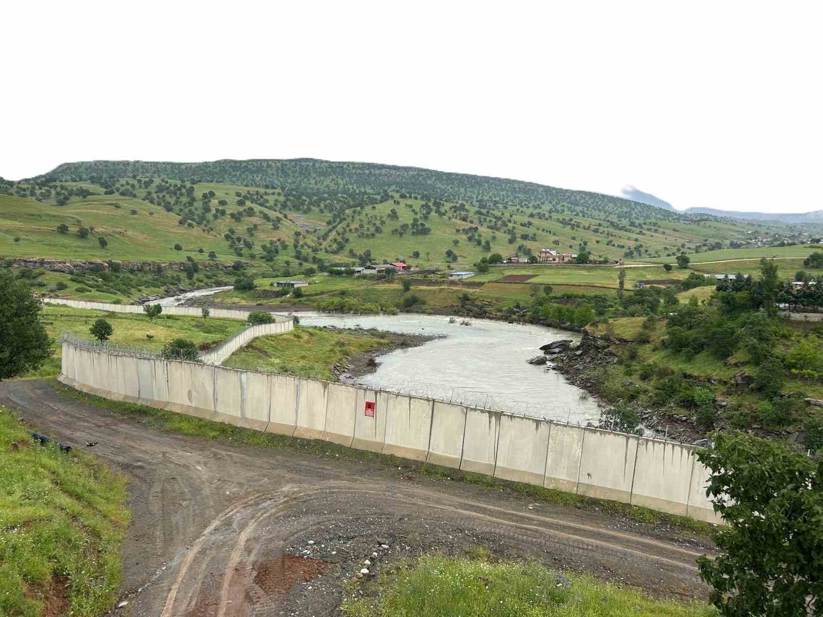 vatan savunmasinda bayram gelenegi mehmetcik sinir hattinda bayramlasti 1 JHgzWC2P