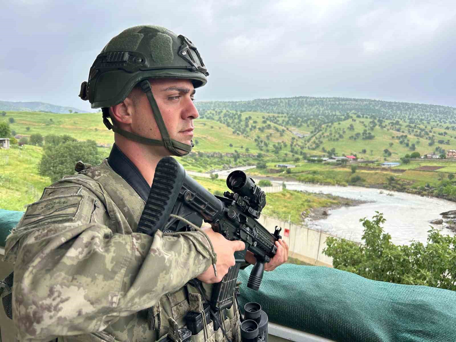 vatan savunmasinda bayram gelenegi mehmetcik sinir hattinda bayramlasti 2 D7kPkdzd