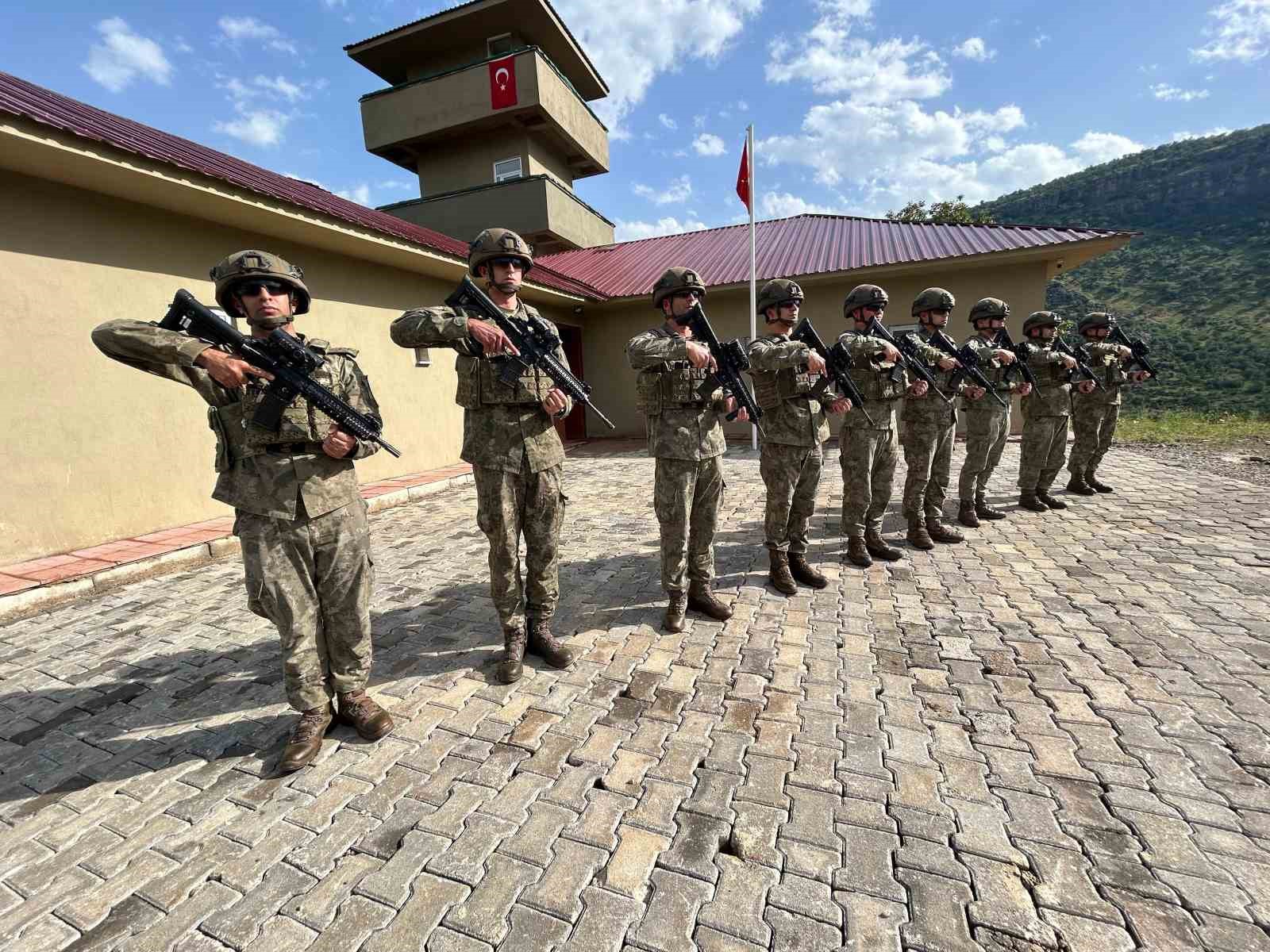 vatan savunmasinda bayram gelenegi mehmetcik sinir hattinda bayramlasti 7 KCt4q6ah