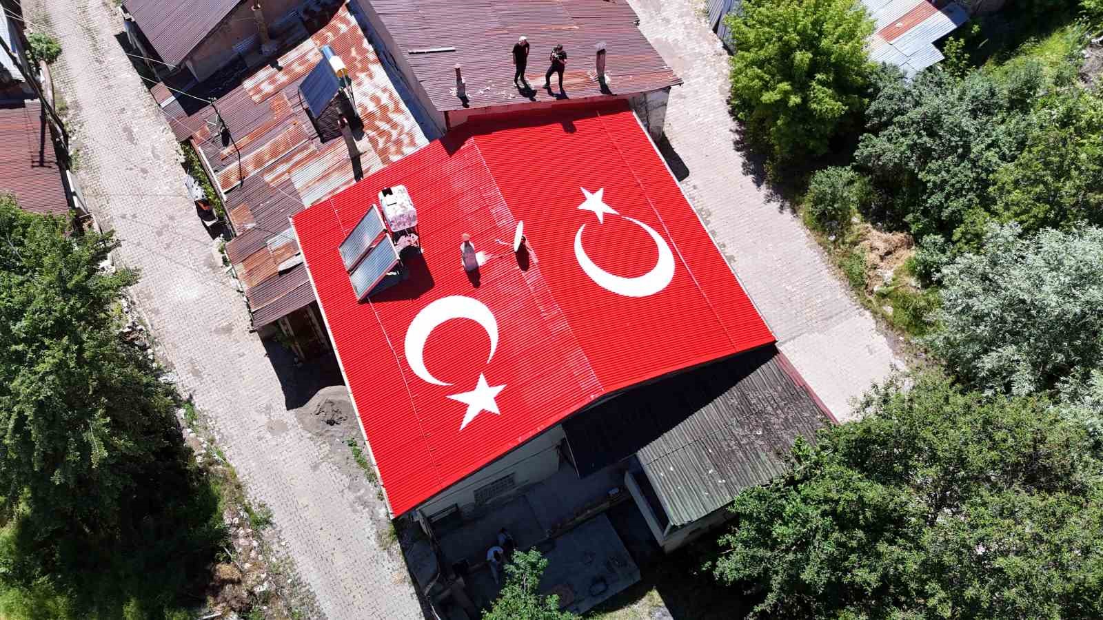 vatan sevgisini evinin catisina isledi 0 PA1B6zLY