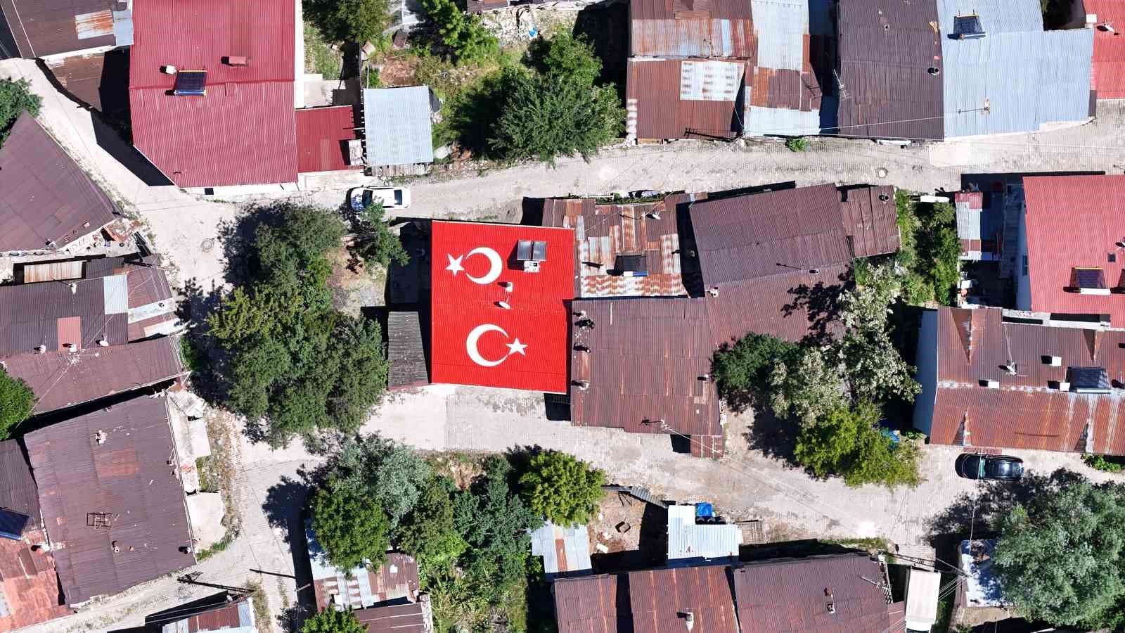 vatan sevgisini evinin catisina isledi 1