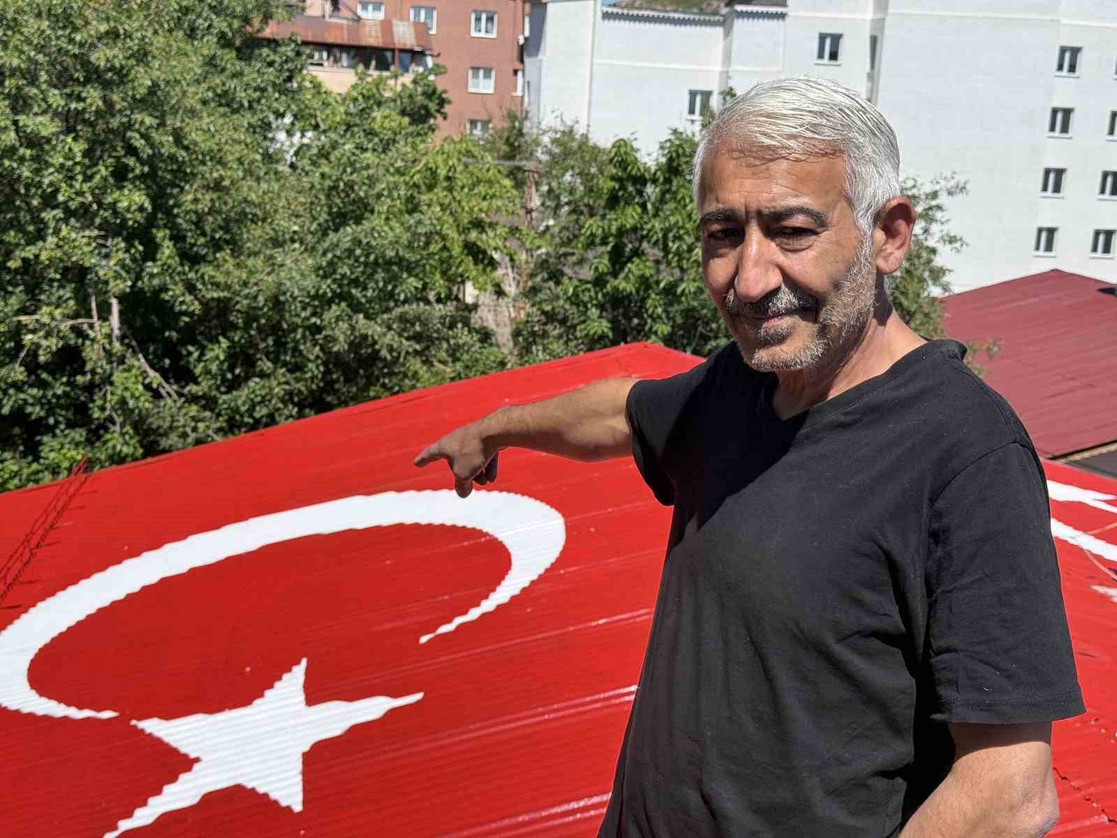 vatan sevgisini evinin catisina isledi 2 qFMVIG41