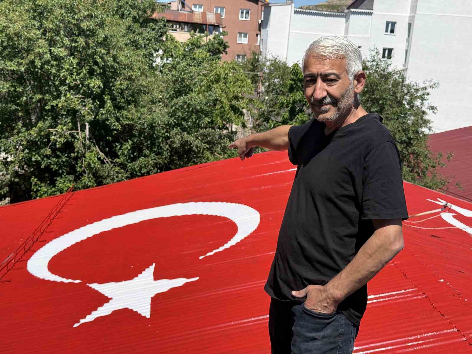vatan sevgisini evinin catisina isledi 3 MrMZ4Ys4