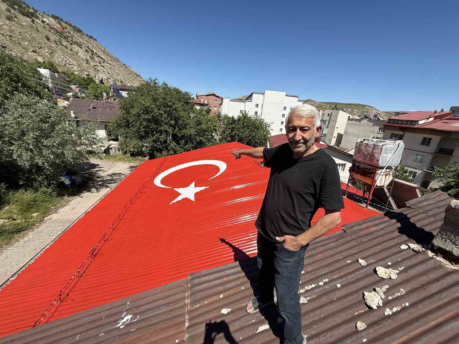 vatan sevgisini evinin catisina isledi 4