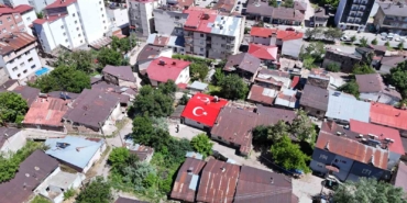 vatan-sevgisini-evinin-catisina-isledi-PE4fFiEk.jpg