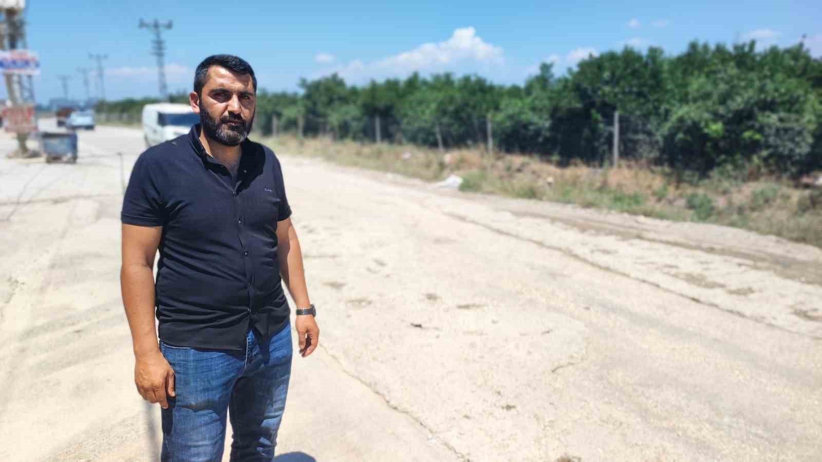 Vatandaş belediyeden umudu kesince cebinden para verip çukura beton döktü 6 vatandas belediyeden umudu kesince cebinden para verip cukura beton doktu 2 46BqO7E8
