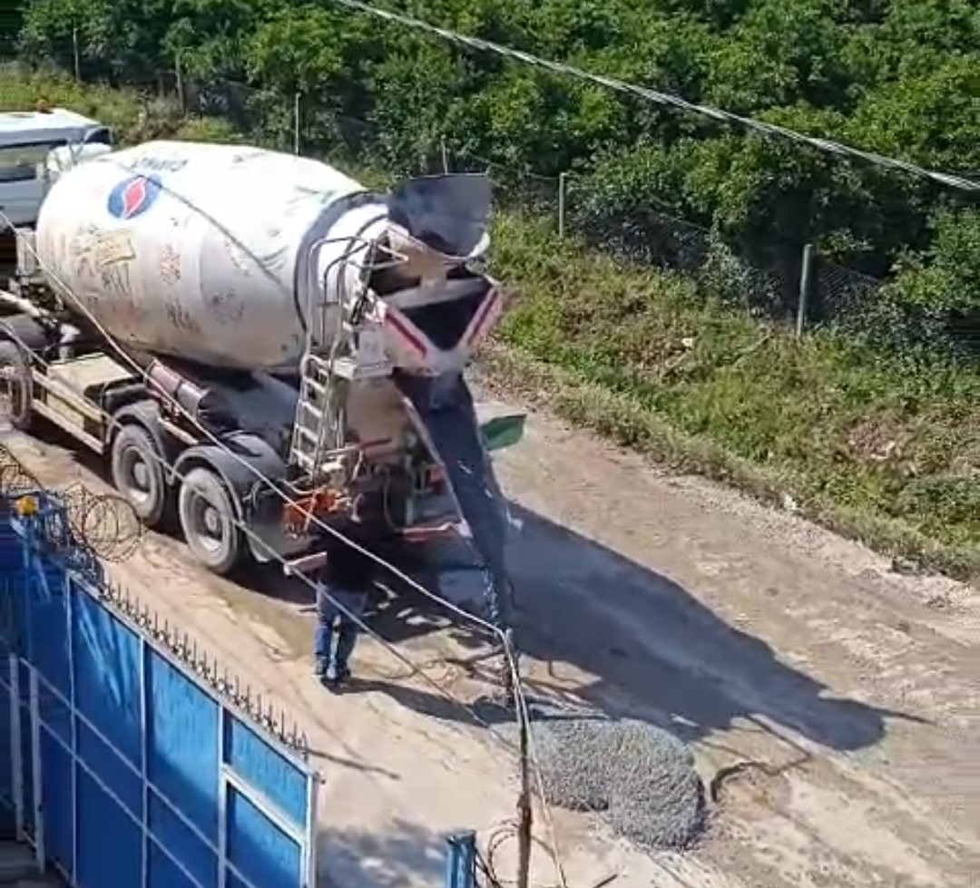 Vatandaş belediyeden umudu kesince cebinden para verip çukura beton döktü 9 vatandas belediyeden umudu kesince cebinden para verip cukura beton doktu 5 3XrMdnTs