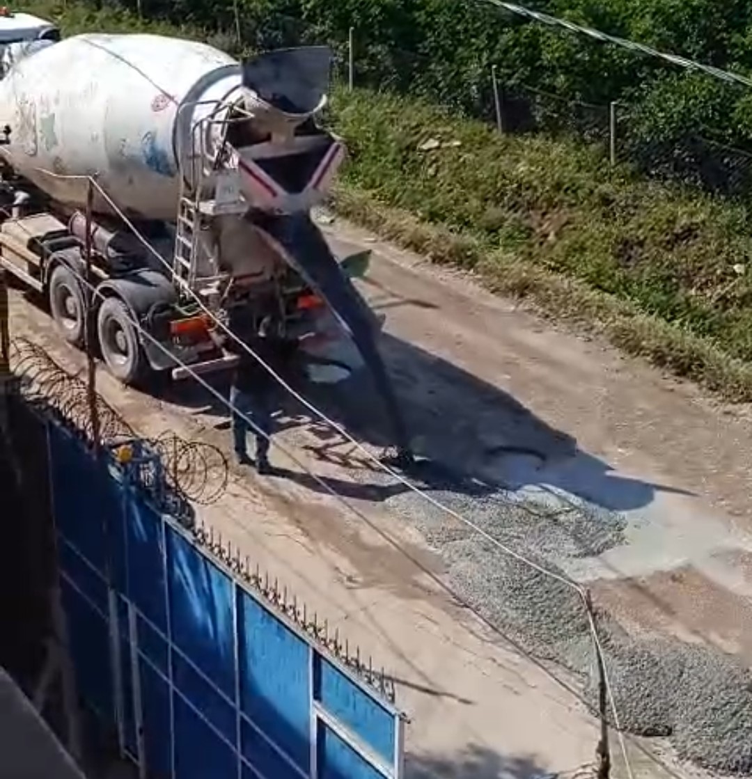 Vatandaş belediyeden umudu kesince cebinden para verip çukura beton döktü 10 vatandas belediyeden umudu kesince cebinden para verip cukura beton doktu 6 azB3dZrH