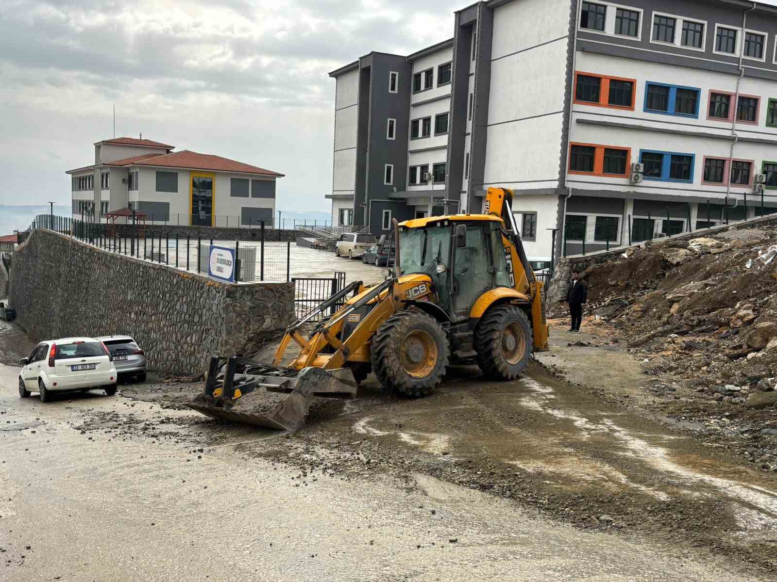 vatandas zor olamaz diye paylasti hatay buyuksehir belediyesi ogrencilerin okul yolunu temizlendi 2