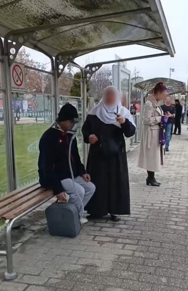 vatandasin yalan soyleyerek dilendigi iddia edilen kadinla ilginc tartismasi 4 JpNdHFpJ