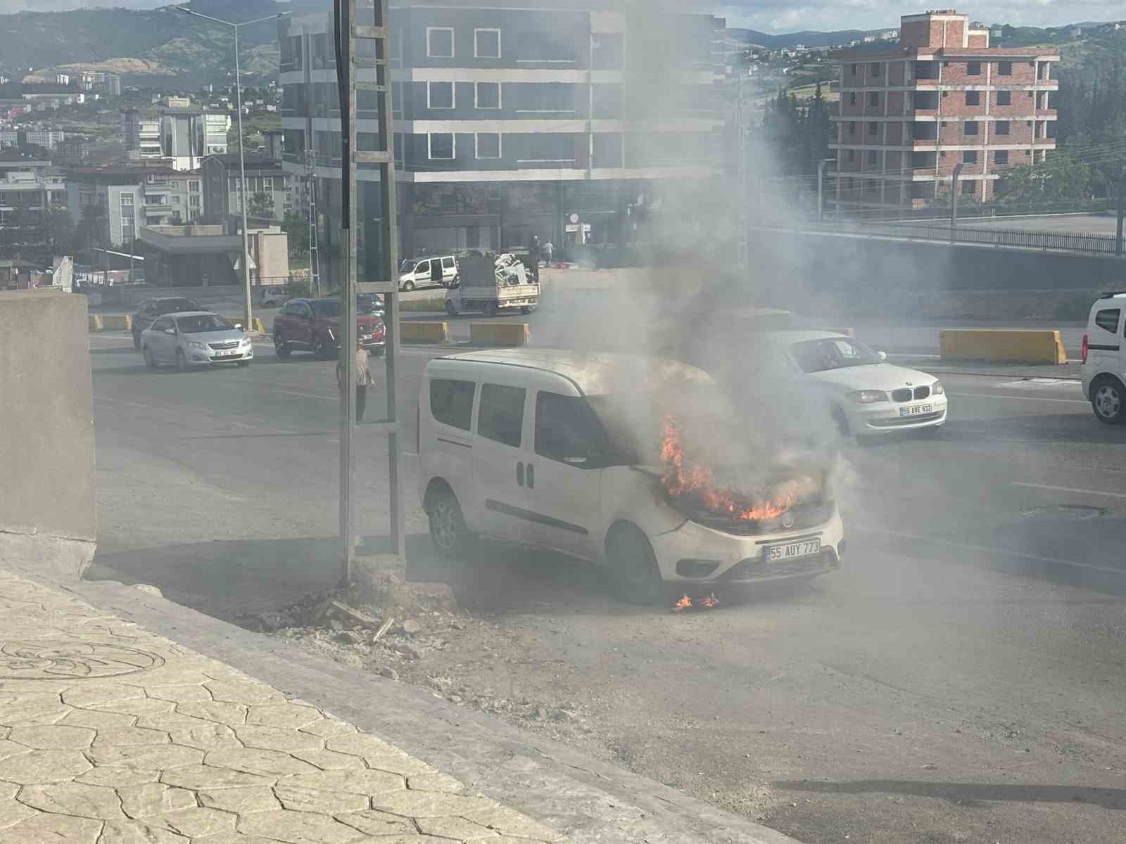 Vatandaşlar kovalarla su taşıdı, araç yanmaktan kurtuldu 4 vatandaslar kovalarla su tasidi arac yanmaktan kurtuldu 0 k8rsKb7I