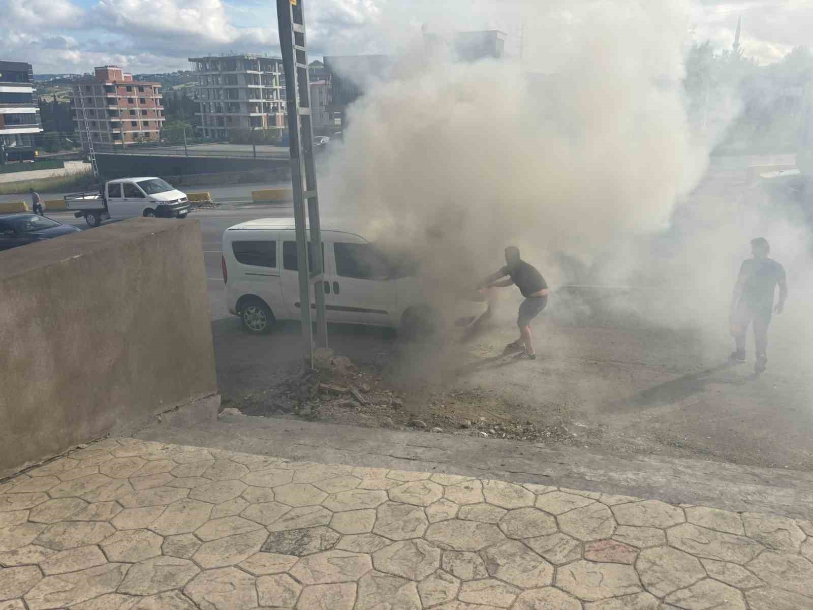 Vatandaşlar kovalarla su taşıdı, araç yanmaktan kurtuldu 5 vatandaslar kovalarla su tasidi arac yanmaktan kurtuldu 1