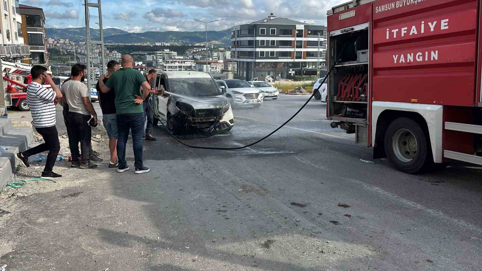 Vatandaşlar kovalarla su taşıdı, araç yanmaktan kurtuldu 6 vatandaslar kovalarla su tasidi arac yanmaktan kurtuldu 2 VDEDqANf