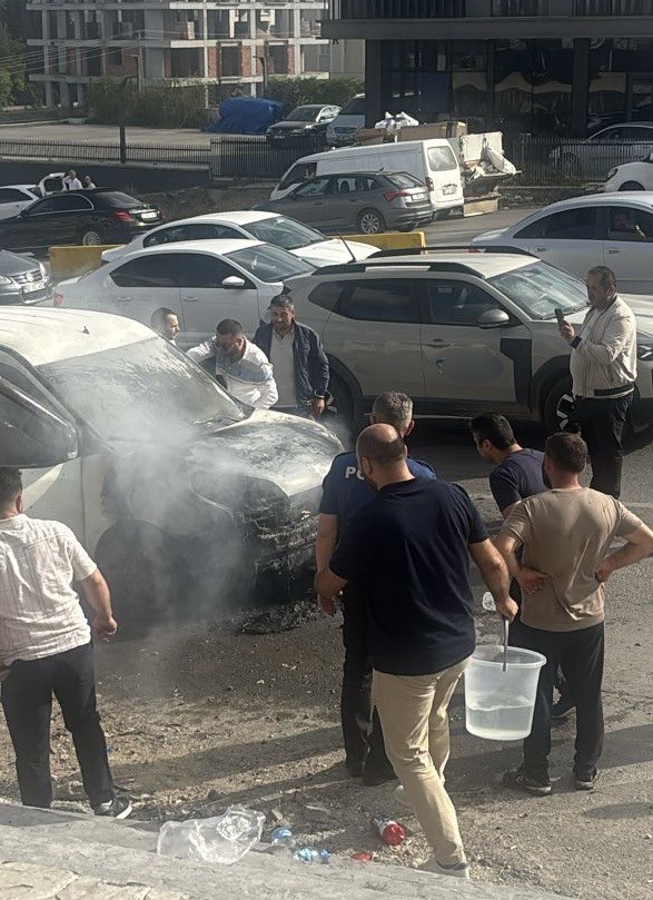 Vatandaşlar kovalarla su taşıdı, araç yanmaktan kurtuldu 7 vatandaslar kovalarla su tasidi arac yanmaktan kurtuldu 3 whH3DcOk
