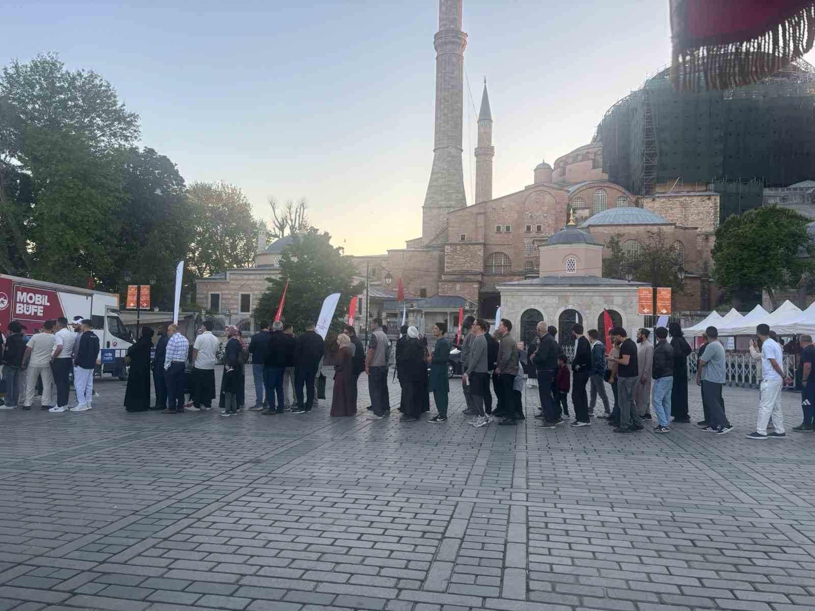vatandaslar kurban bayrami namazini ayasofyada kildi 0 MuFRDTzI